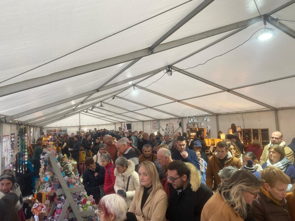 Une foule sur les stands des artisans