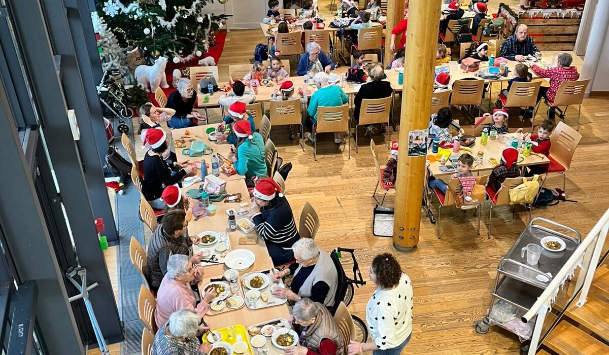 Les élèves de MS fêtent Noël à l&rsquo;EHPAD « La Chaumière »