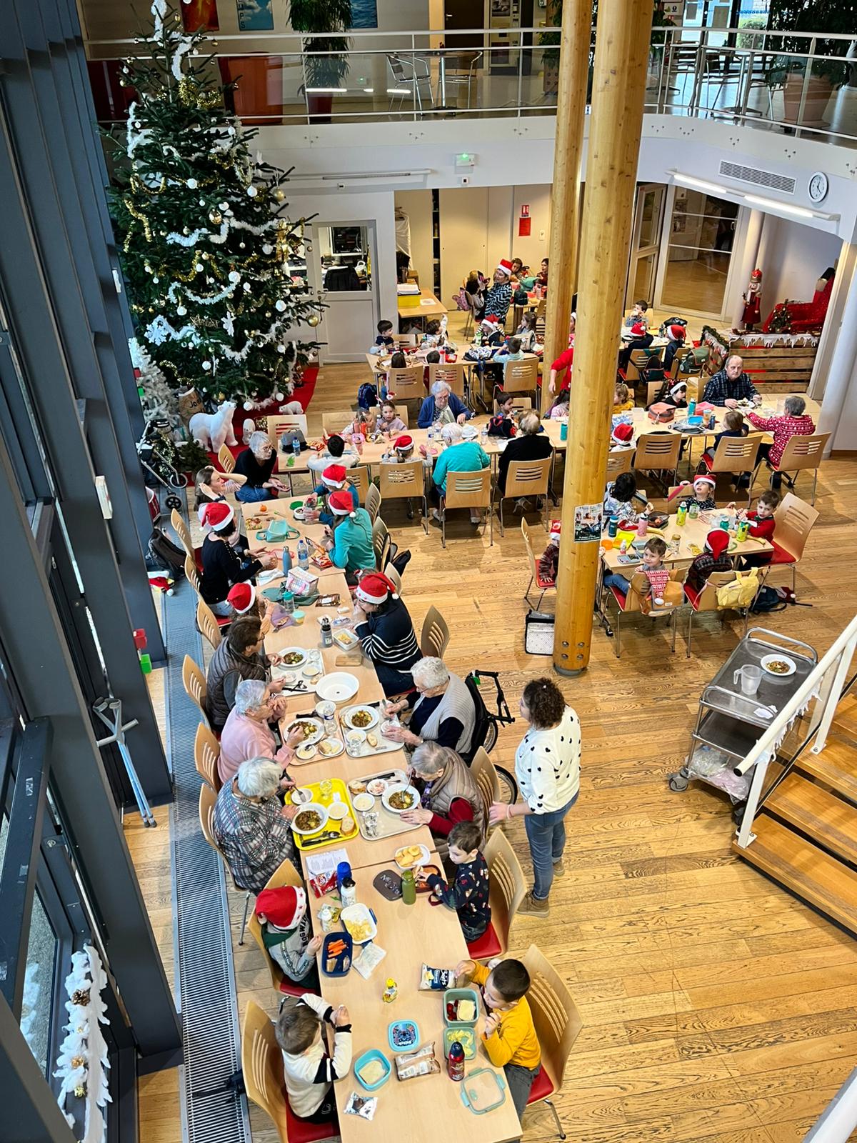 Les élèves de MS fêtent Noël à l&rsquo;EHPAD « La Chaumière »