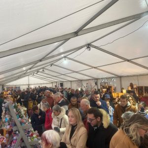 Une foule sur les stands des artisans