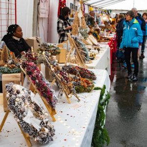Des artisans vendent sous l'un des chapiteaux