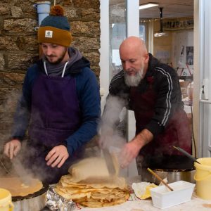 Deux crêpiers cuisent