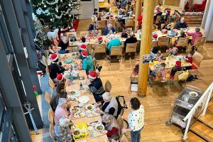 Les élèves de MS fêtent Noël à l&rsquo;EHPAD « La Chaumière »