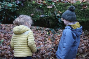 Chasse aux trésors d&rsquo;automne en forêt